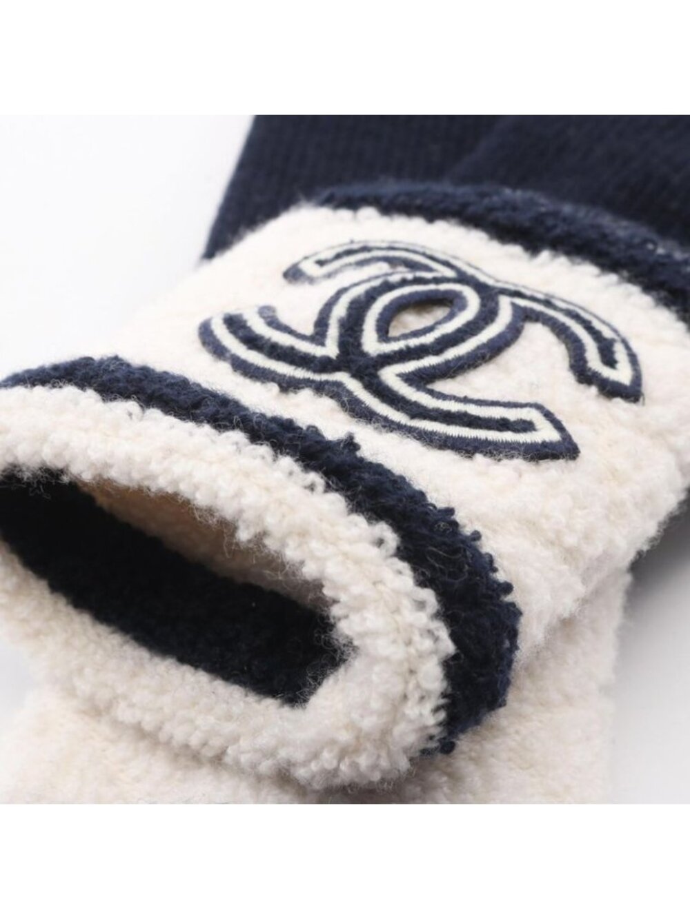 Chanel Gloves CC Logo Mittens - Picture 5 of 5